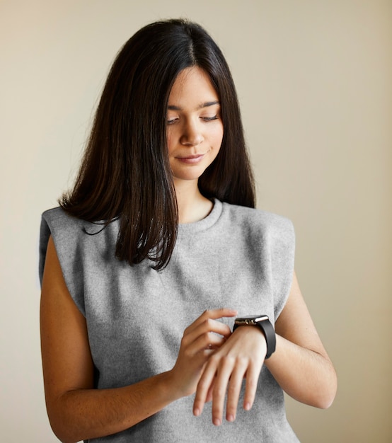Femme avec smartwatch