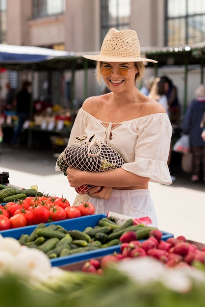 Femme Smiley à l'aide de sac bio pour les légumes