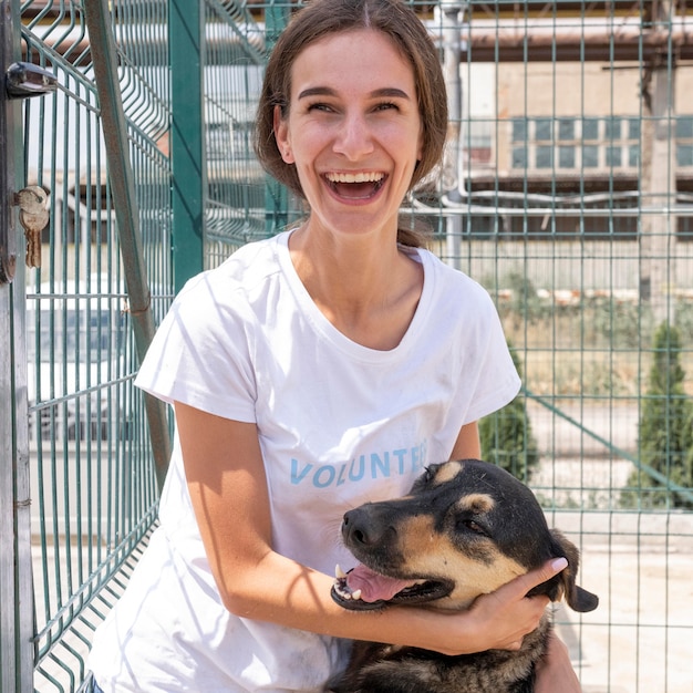 Femme Smiley avec chien mignon en attente d'être adopté par quelqu'un