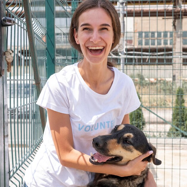 Femme Smiley avec chien mignon en attente d'être adopté par quelqu'un