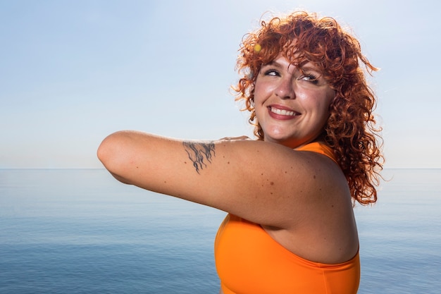 Photo gratuite femme smiley coup moyen au bord de la mer