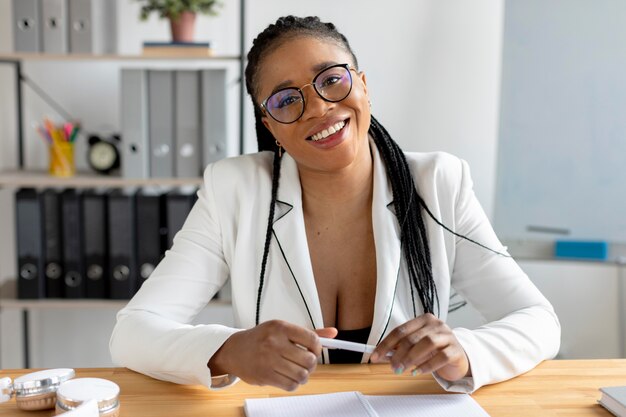 Femme smiley coup moyen au bureau