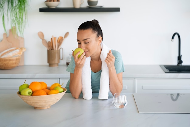 Photo gratuite femme smiley coup moyen dans la cuisine