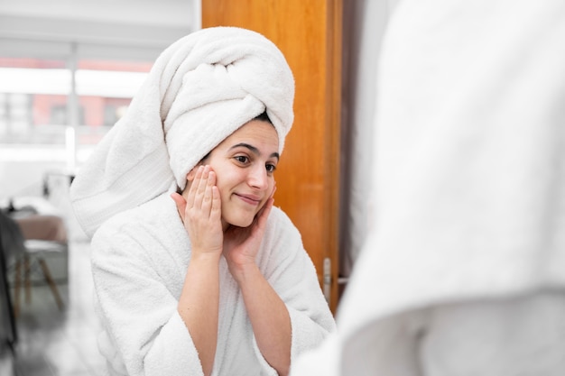 Femme smiley coup moyen à l'intérieur