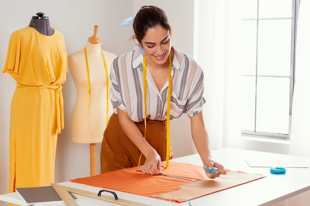 Femme smiley coup moyen à l'intérieur