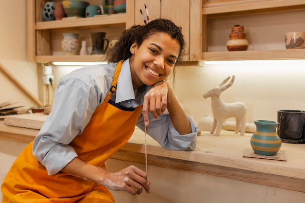 Femme smiley coup moyen à l'intérieur