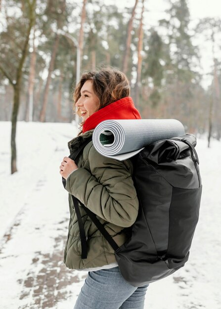 Femme smiley coup moyen avec sac à dos