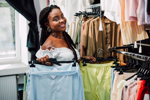 Femme Smiley Dans Magasin De Vêtements