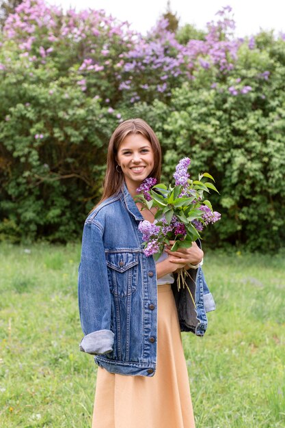 Femme Smiley avec des fleurs lilas