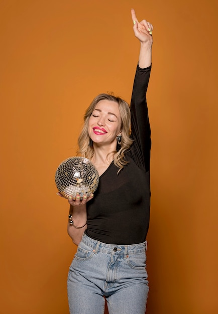 Photo gratuite femme smiley avec globe de fête