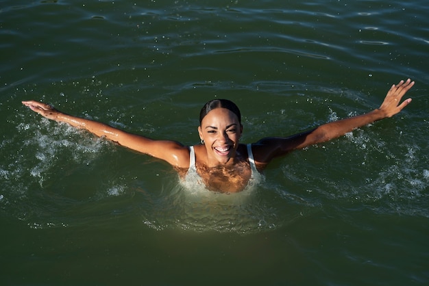 Femme smiley grand angle dans le lac