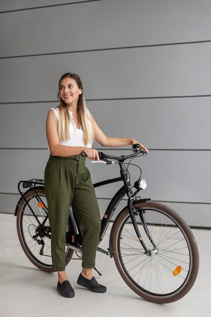 Femme smiley plein coup avec vélo