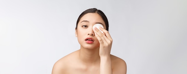 Photo gratuite femme de soins de la peau démaquillant le visage avec un tampon de coton-tige concept de soins de la peau gros plan du visage d'un beau modèle de race mixte avec une peau parfaite