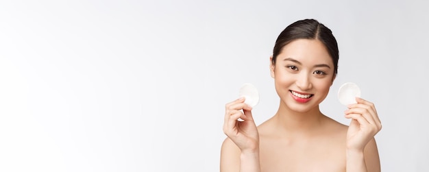 Femme de soins de la peau démaquillant le visage avec un tampon de coton-tige concept de soins de la peau Gros plan du visage d'un beau modèle de race mixte avec une peau parfaite