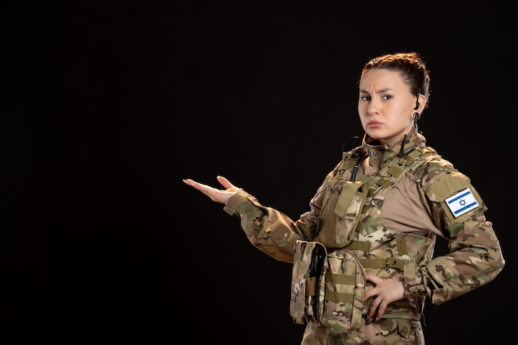 Photo gratuit femme soldat en camouflage sur le mur noir
