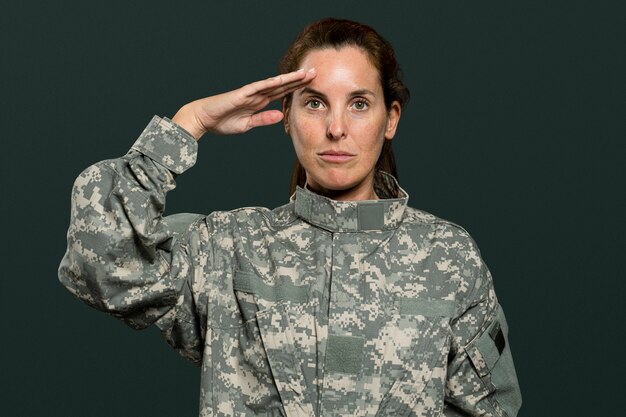 Femme soldat en geste de salut
