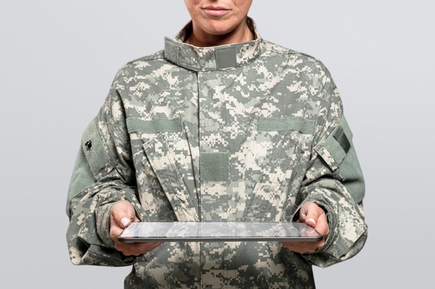 Femme soldat tenant une tablette de la technologie de l'armée