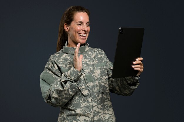 Femme soldat utilisant une technologie de l'armée de tablette