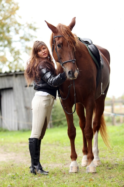 Femme et son cheval brun