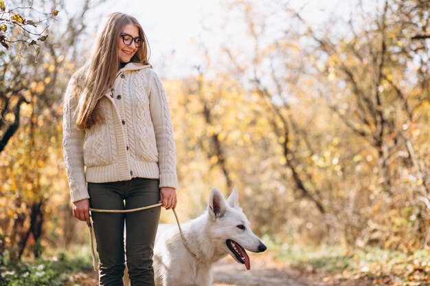 Femme avec son chien marchant dans le parc