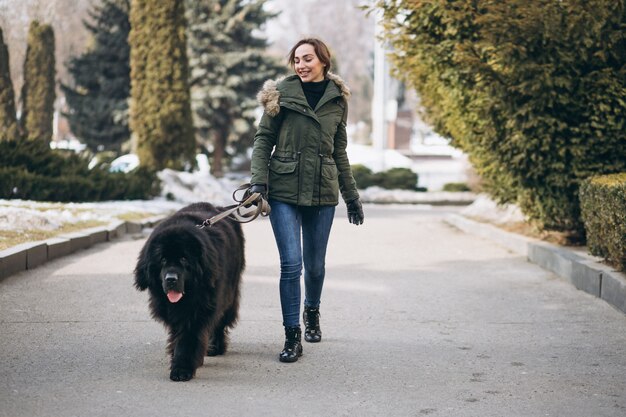 Femme avec son chien marchant dans le parc