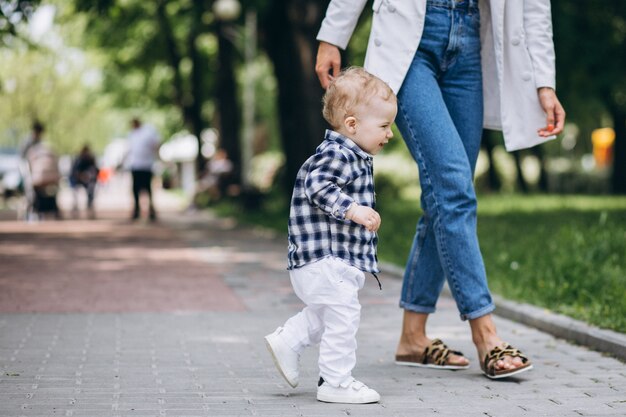 Femme avec son fils s'amusant dans le parc