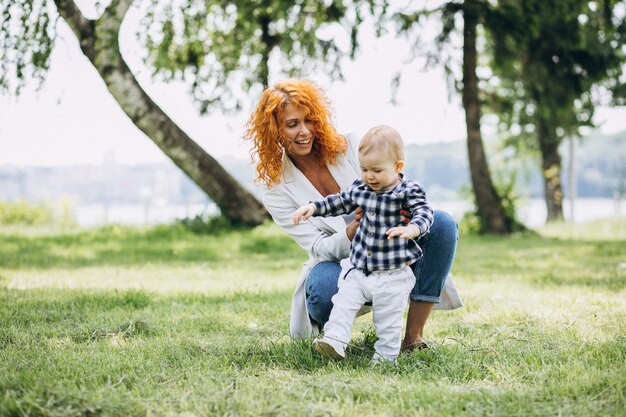 Femme avec son fils s'amusant dans le parc