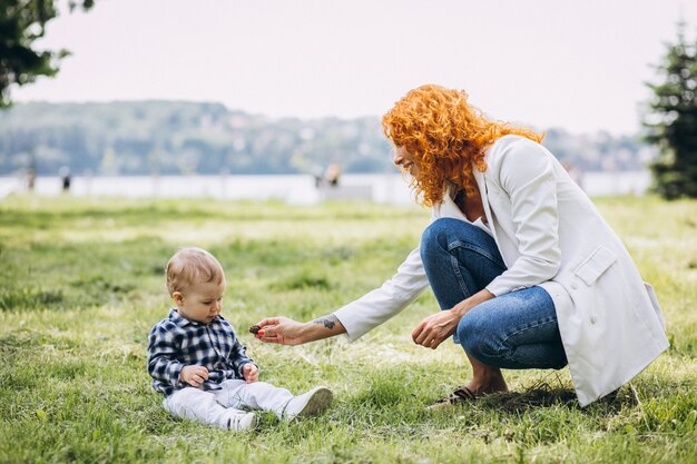 Femme avec son fils s'amusant dans le parc