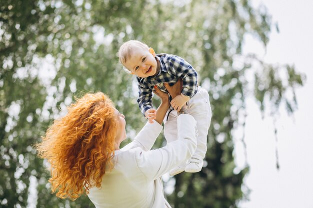 Femme avec son fils s'amusant dans le parc