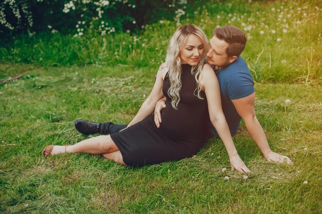 Femme avec son mari dans un parc d&#39;été