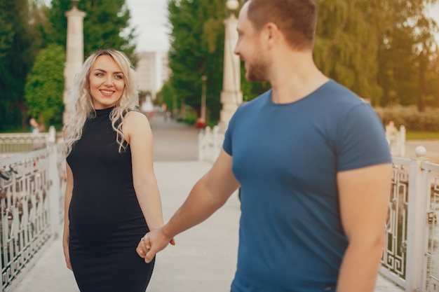 Femme Avec Son Mari Dans Un Parc D'été