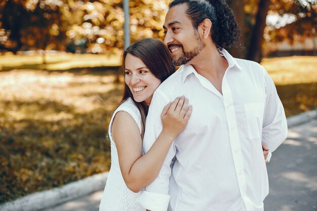 Femme avec son mari dans un parc d&#39;été