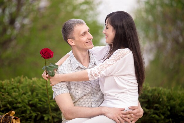 Femme avec son mari tenant une fleur