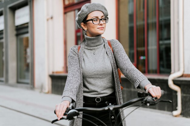 Femme et son vélo marchant