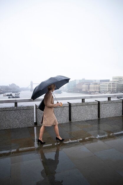 Femme sortant en ville pendant qu'il pleut