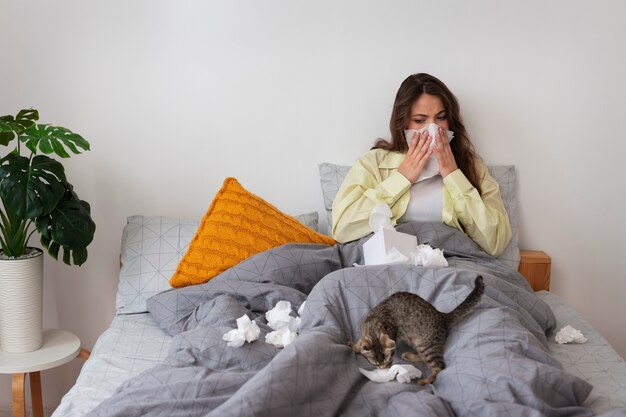 Femme souffrant d'allergie aux animaux domestiques