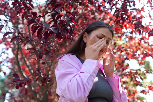 Femme souffrant d'allergies à l'extérieur