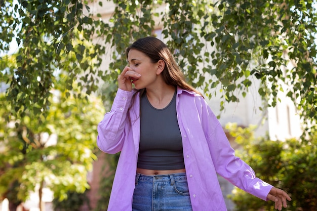 Femme souffrant d'allergies à l'extérieur