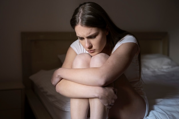 Femme souffrant d'anxiété à la maison vue latérale