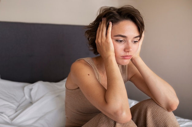 Femme souffrant d'anxiété vue latérale