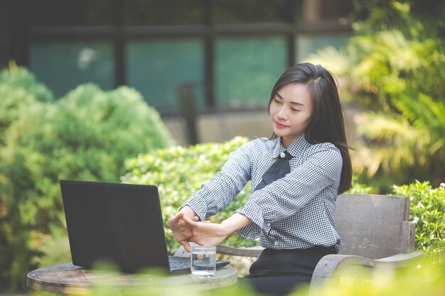 La femme souffre de fatigue du travail.