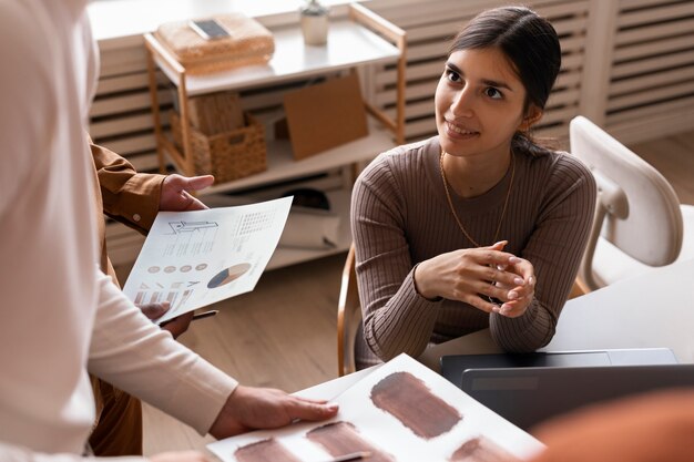 Femme souriante à angle élevé au travail