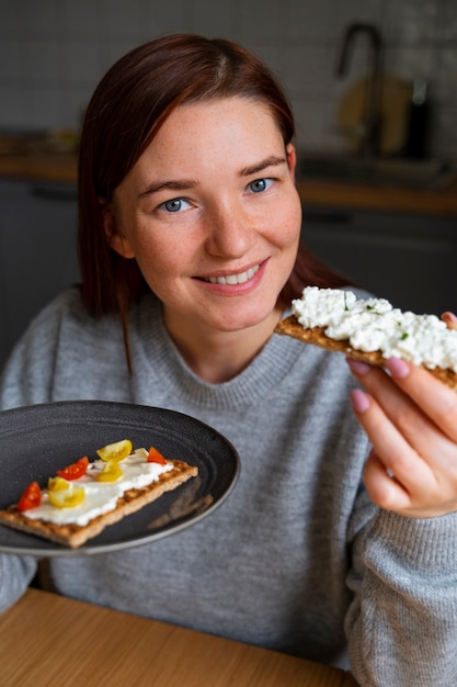 Femme souriante à angle élevé avec un délicieux fromage