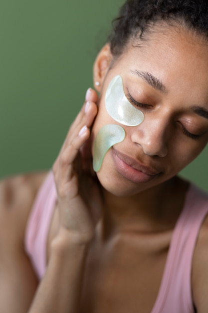 Femme souriante à angle élevé avec des pansements oculaires