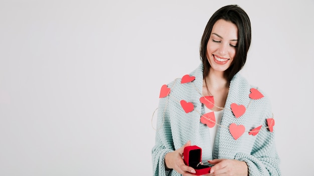 Femme souriante avec anneau dans la boîte