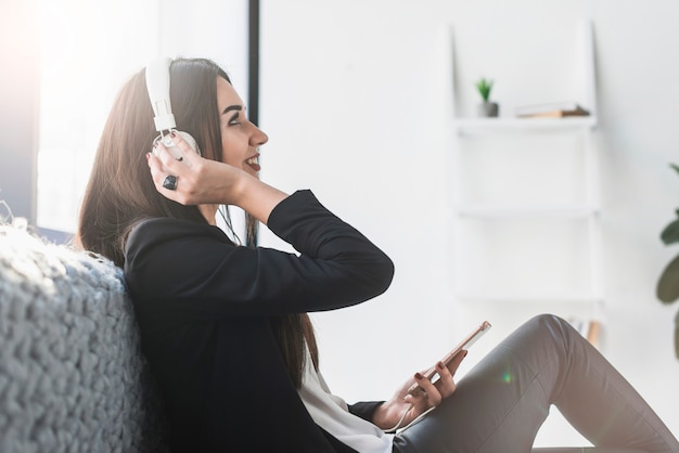 Femme souriante appréciant la musique