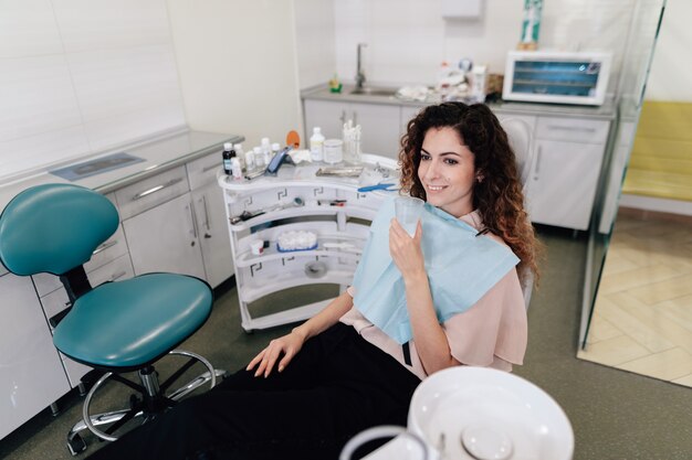 Femme souriante au cabinet de dentiste