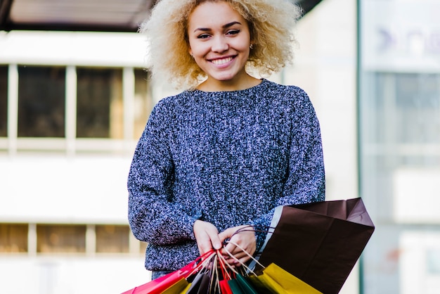 Femme souriante au shopping