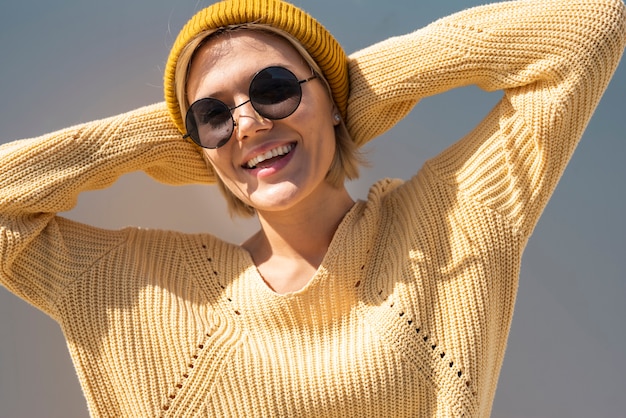 Femme souriante au soleil