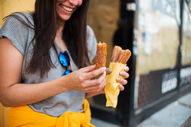 Photo gratuite femme souriante avec des bonbons